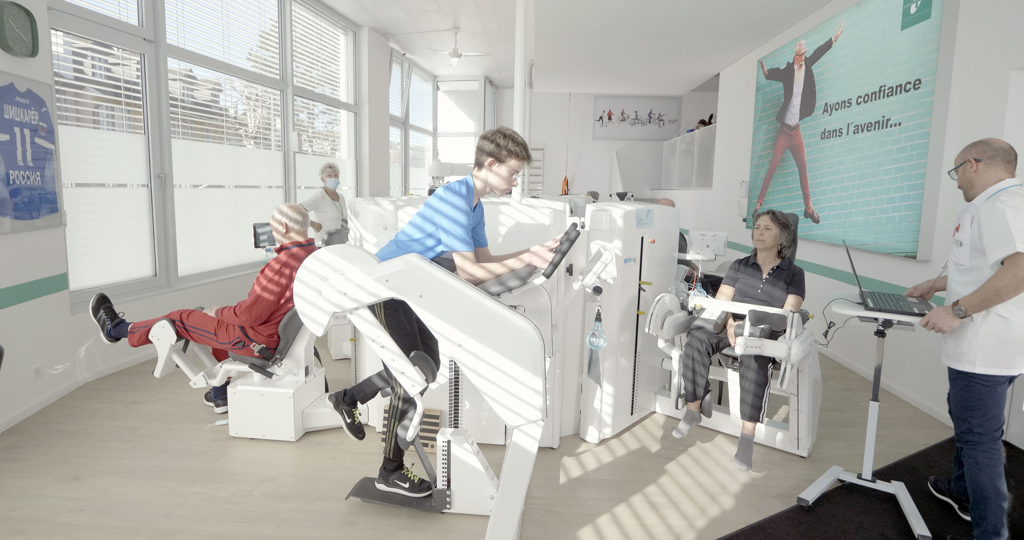 Rehabilitation space at the Dr.E. centre in Pully, with its connected strengthening machines