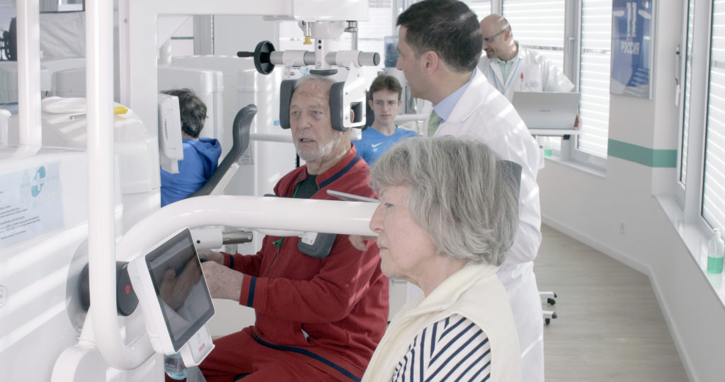 L'importance de renforcer et d'équilibrer les muscles autour du dos et de la colonne cervicale pour prévenir les douleurs chez les personnes travaillant à un bureau.