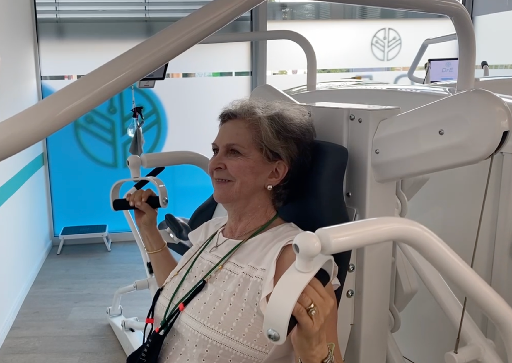 Patient during a strengthening session on a connected machine at the Dr.E. centre in Pully