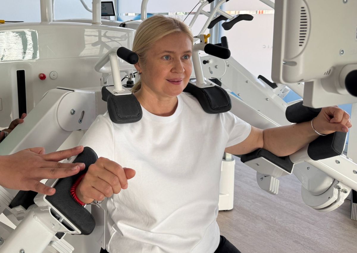 Patiente sur une machine biomécanique médicale pendant une séance du Programme ciblé au centre Dr.E. à Pully
