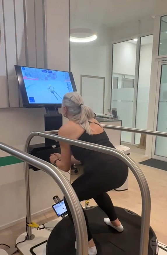 Functional ski training on a platform with a screen